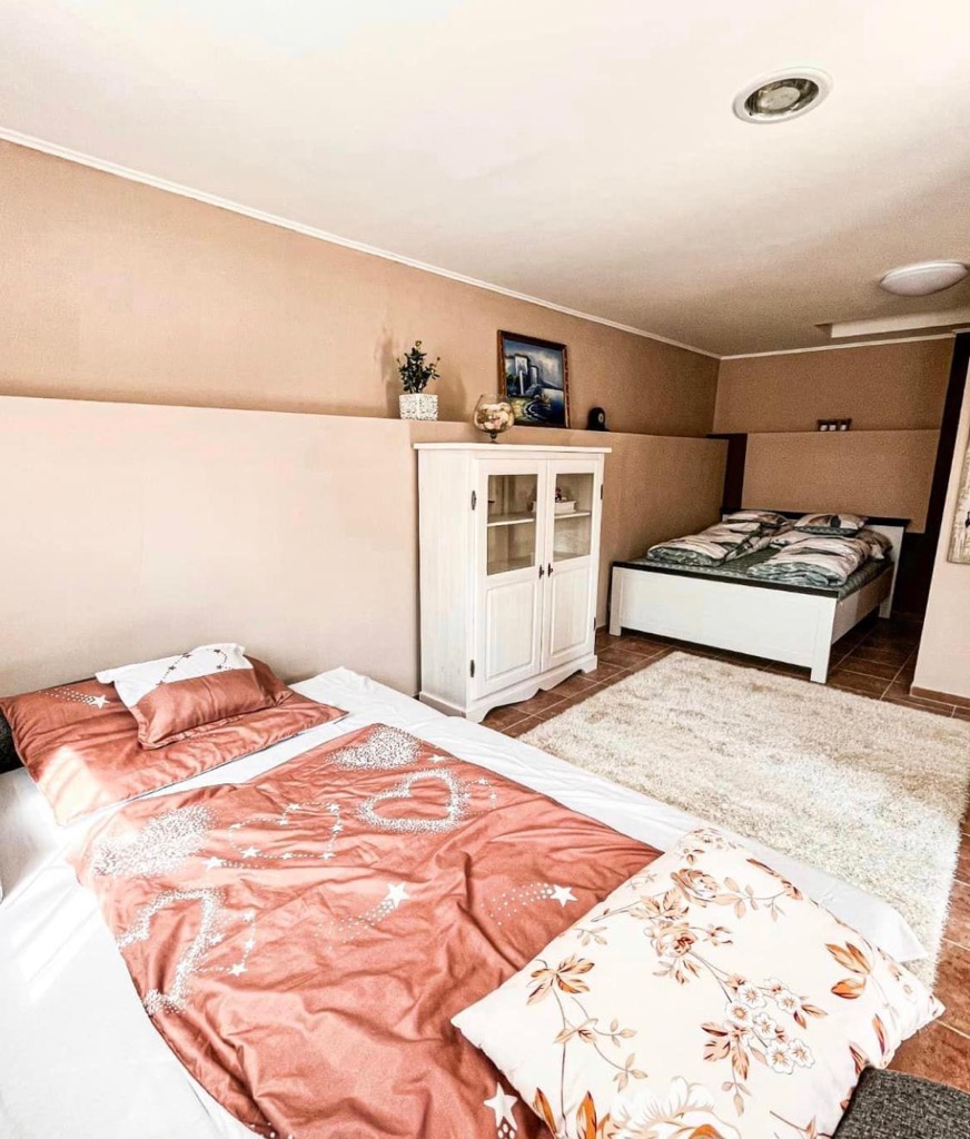 Tágas apartman hálószoba két ággyal