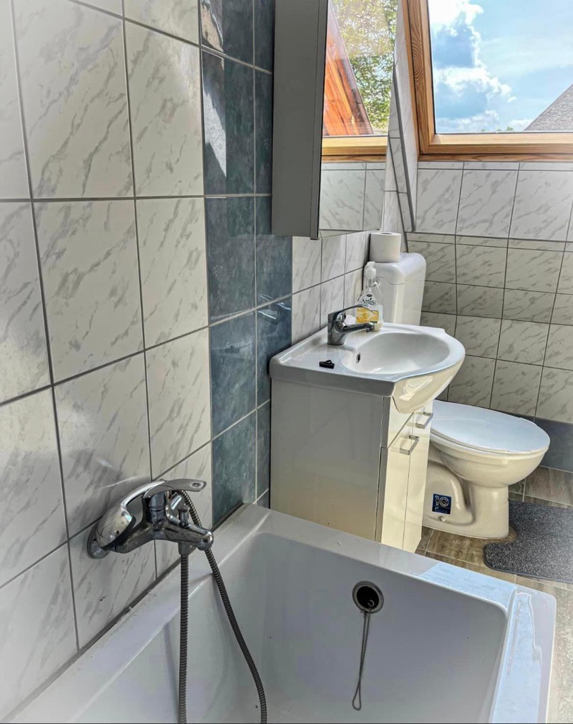 Fürdőszoba káddal és tetőablakkal