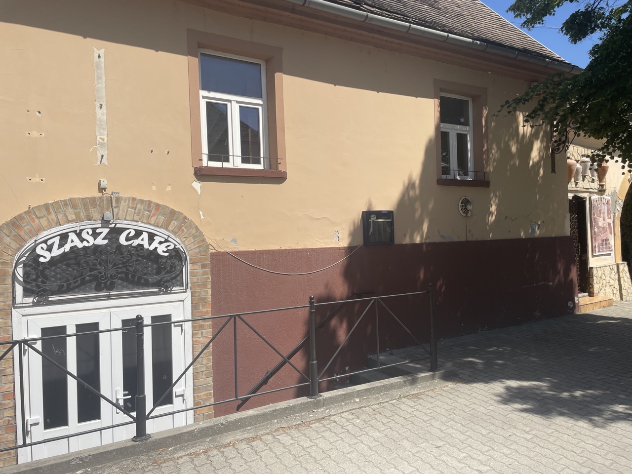 A Szász Café utcai homlokzata boltíves bejárattal